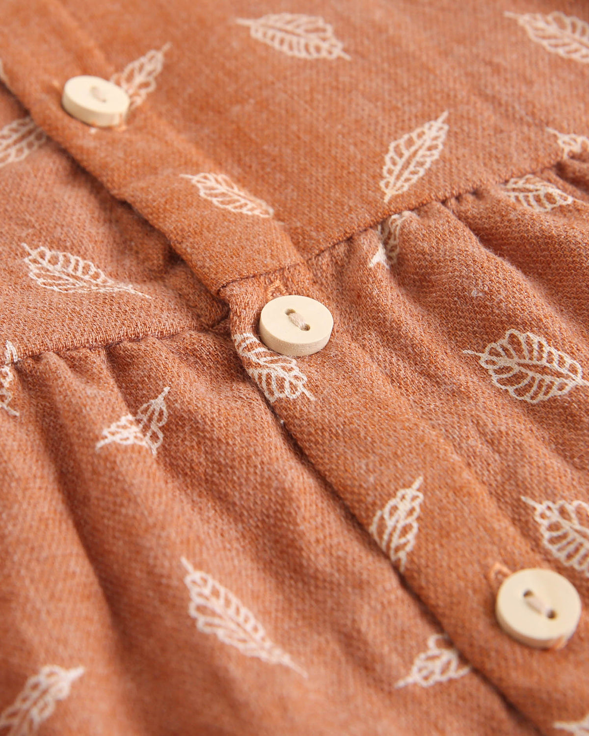 Vestido de niña naranja con estampado de hojas