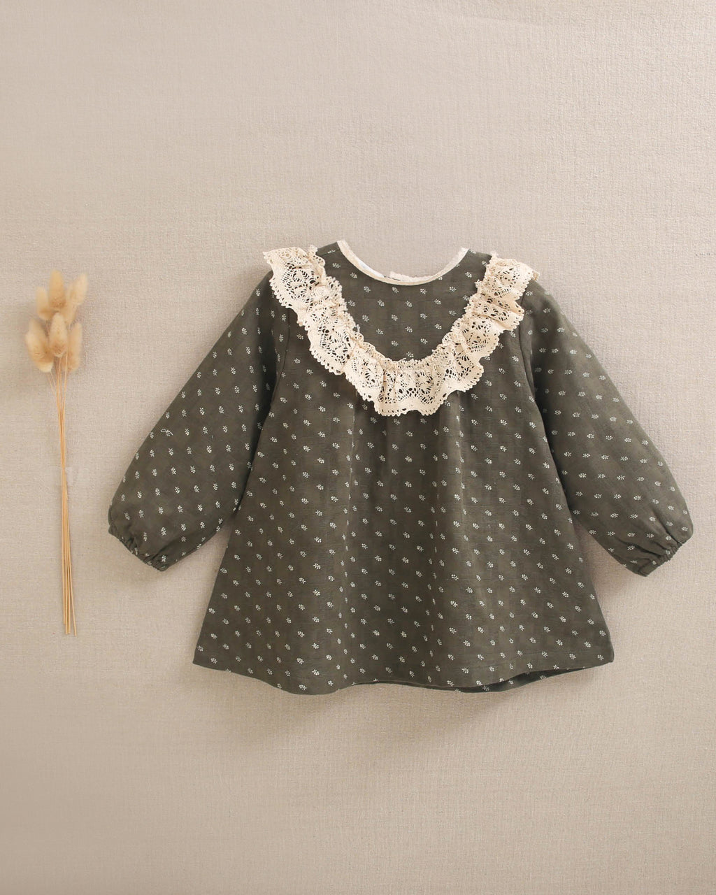 Vestido de bebé niña verde oscuro con estampado y ganchillo