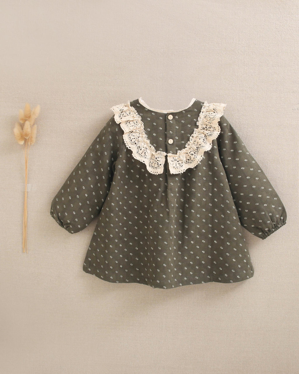 Vestido de bebé niña verde oscuro con estampado y ganchillo