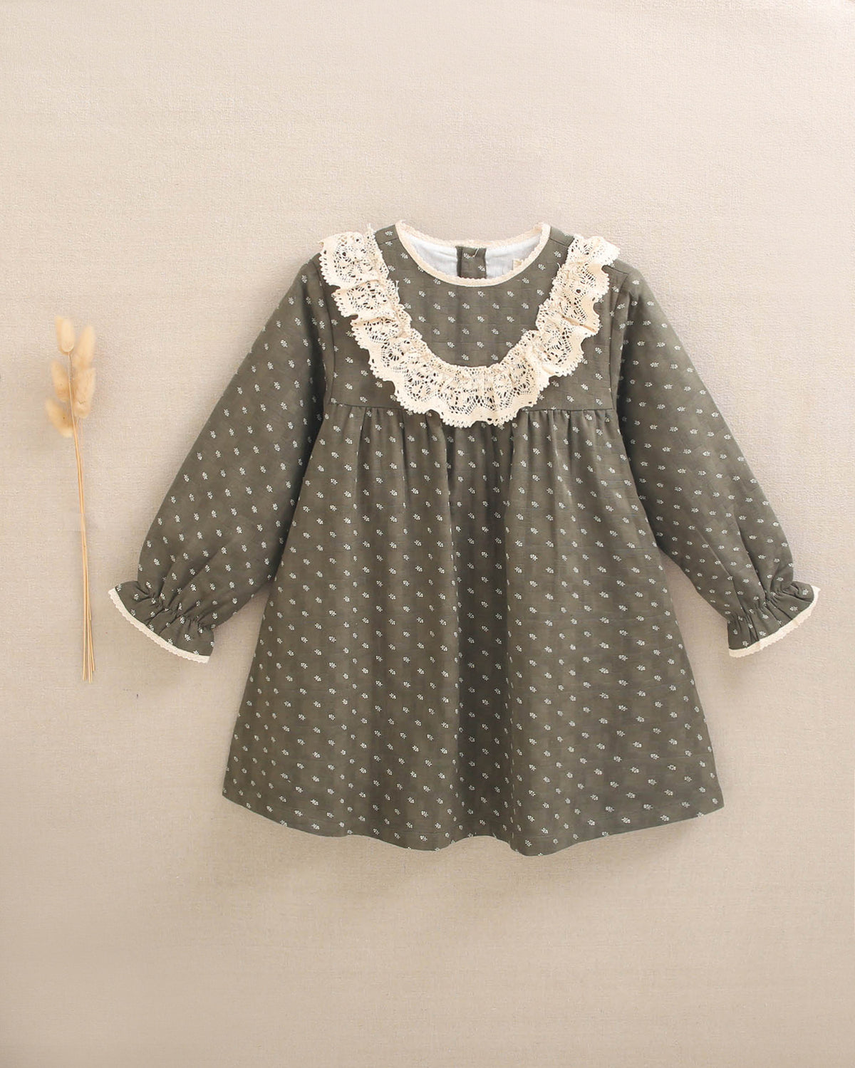 Vestido de niña con estampado de hojas