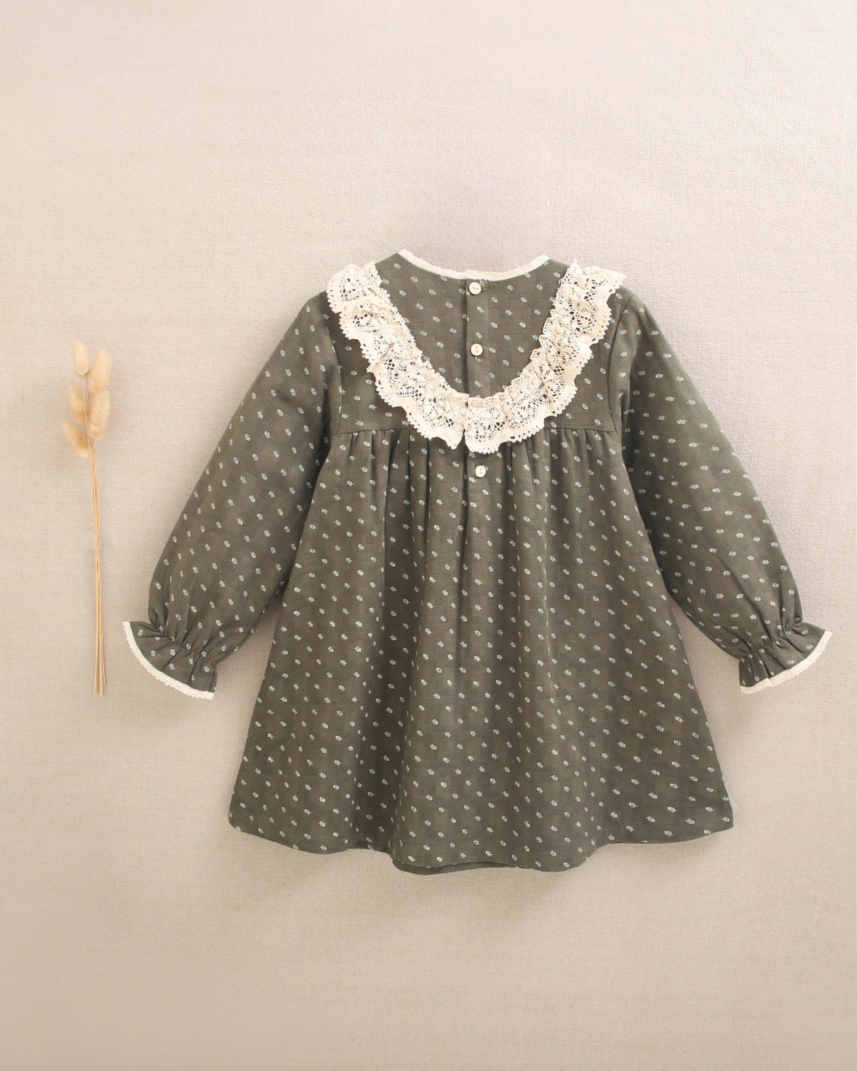 Vestido de niña con estampado de hojas