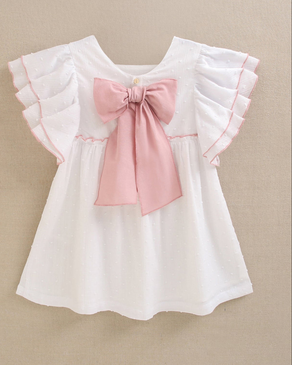 Vestido de niña de plumeti blanco con volantes en manga