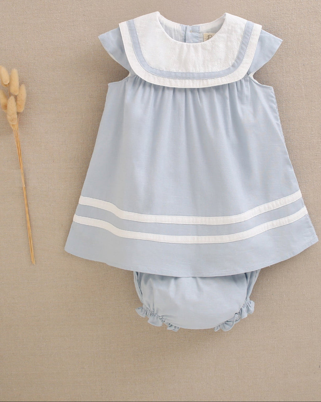Vestido de bebé con braguita azul y cuello babero
