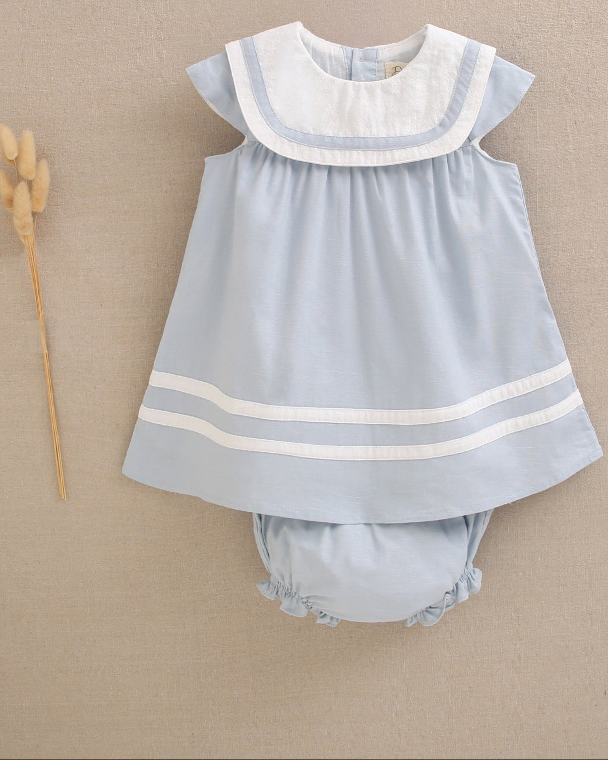Vestido de bebé con braguita azul y cuello babero