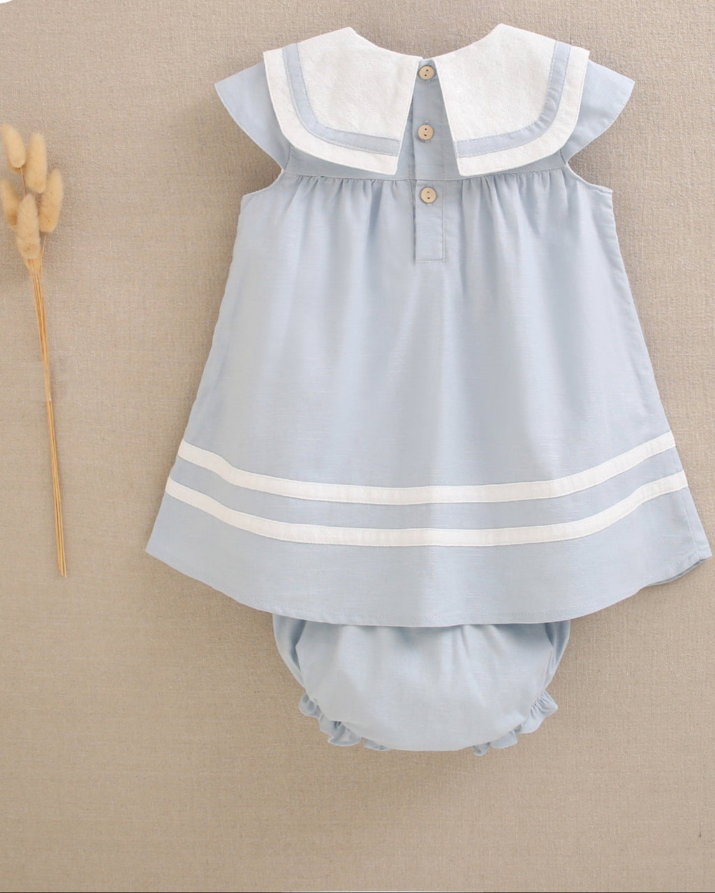 Vestido de bebé con braguita azul y cuello babero