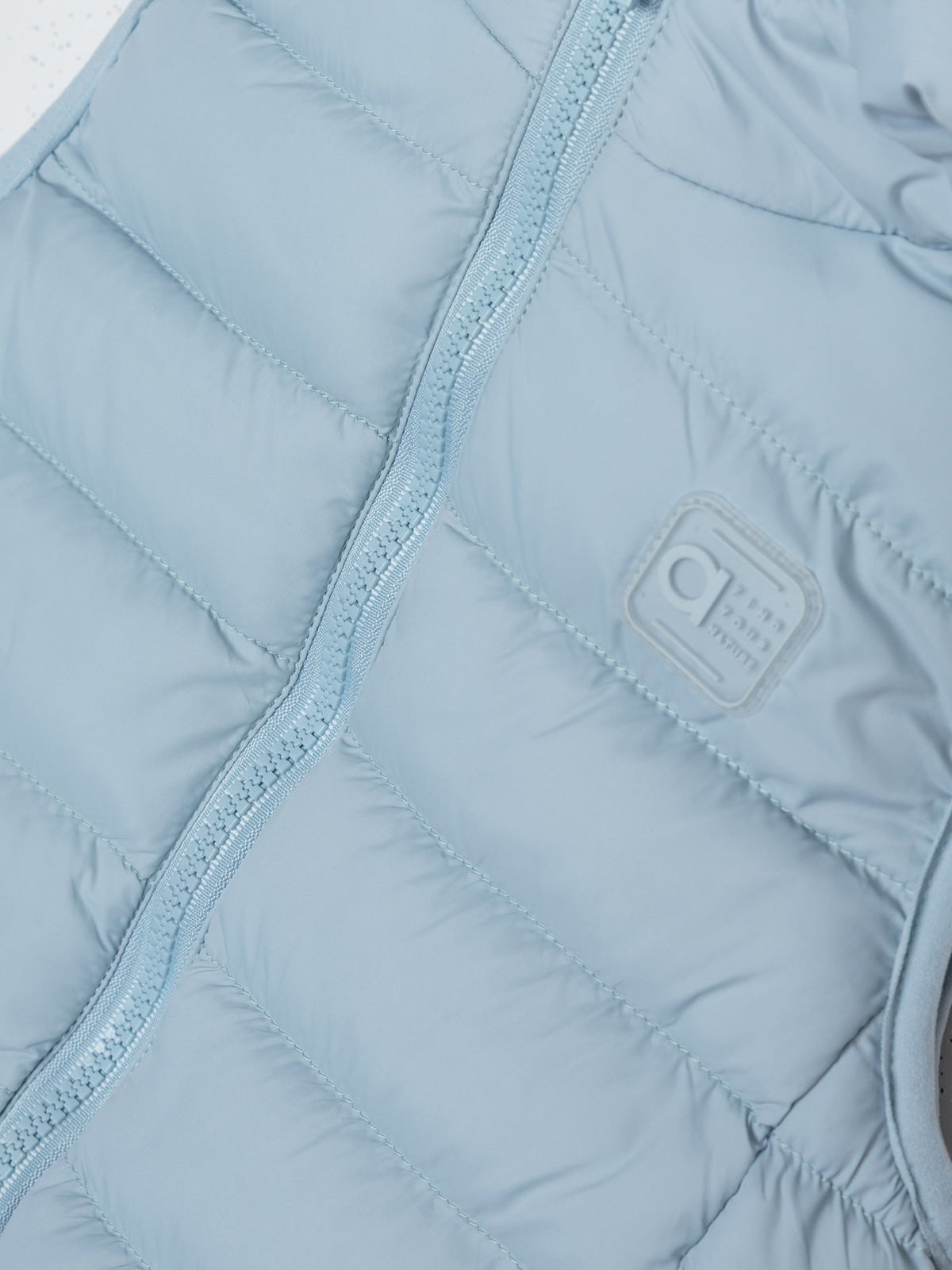 Chaleco acolchado con capucha para bebé azul celeste - detalle cremallera