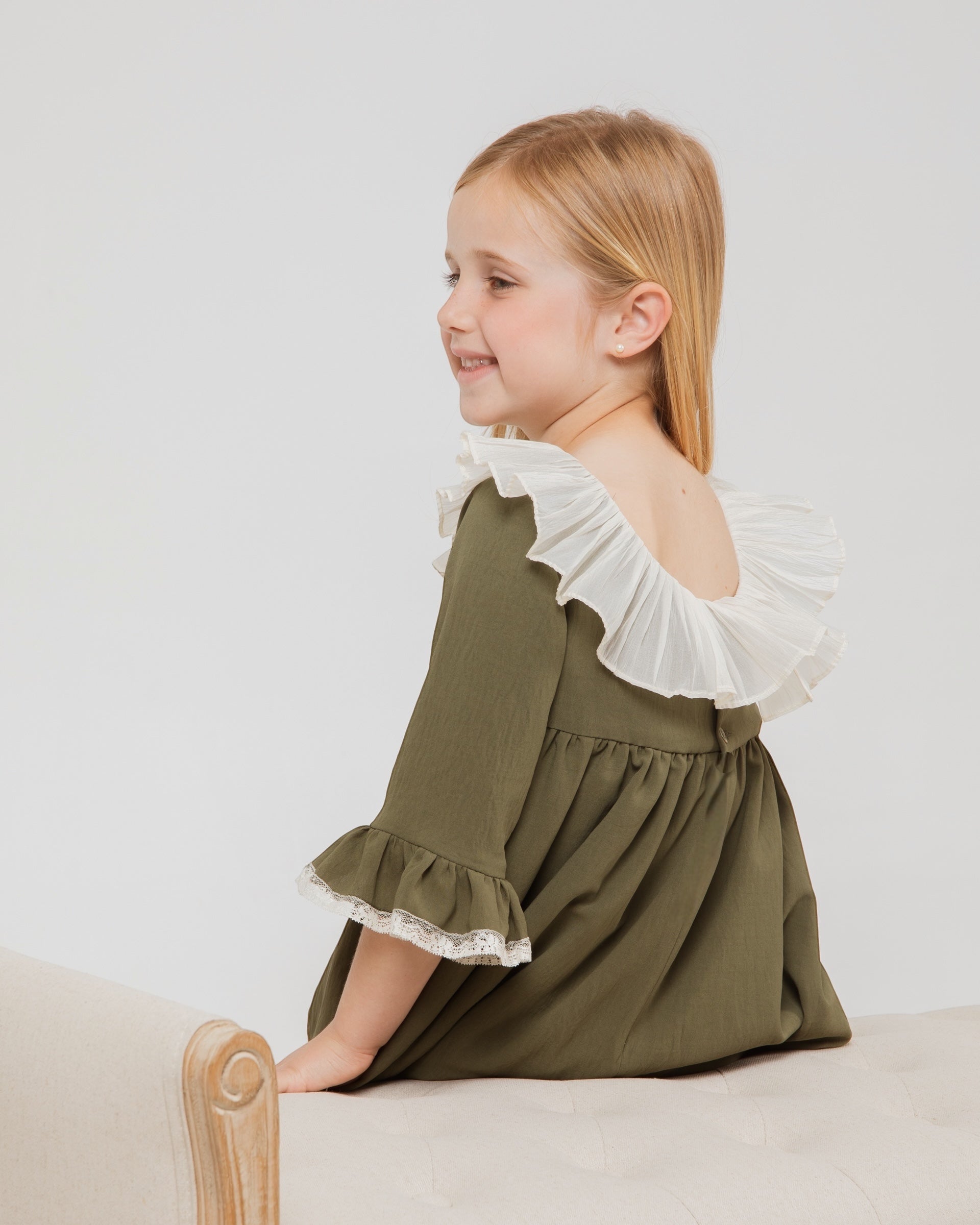 Vestido manga semi con volante y cuello crudo