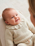 Bebé con conjunto de punto gris cuello volante y polaina