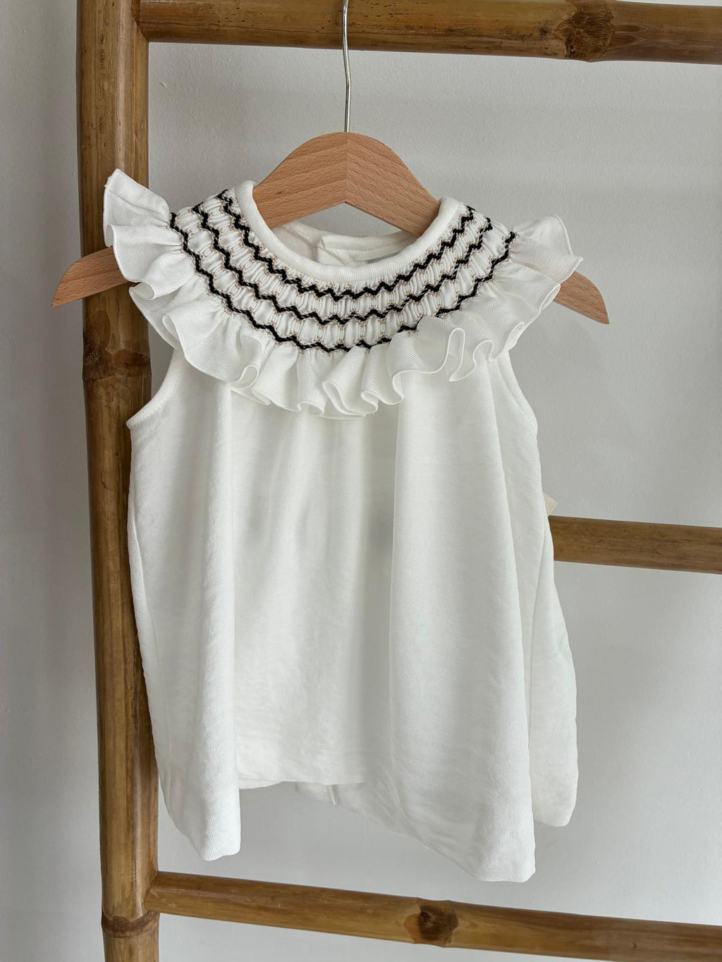 Jesusito blanco con cuello punto smock