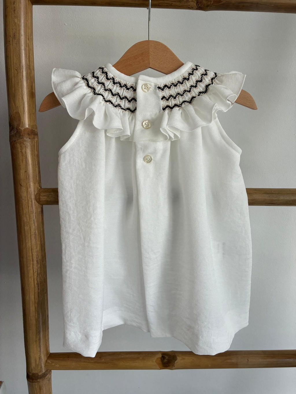 Jesusito blanco con cuello punto smock