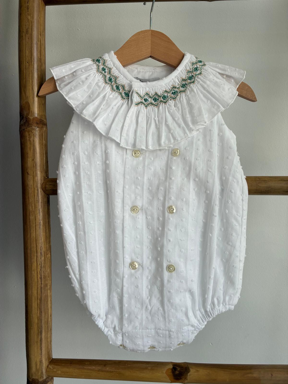 Pelele de plumeti cruzado con cuello en punto smock verde y beige