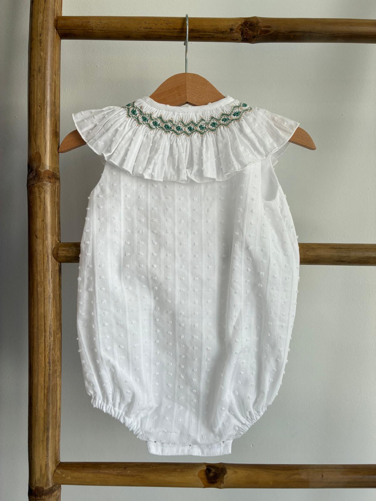 Pelele de plumeti cruzado con cuello en punto smock verde y beige