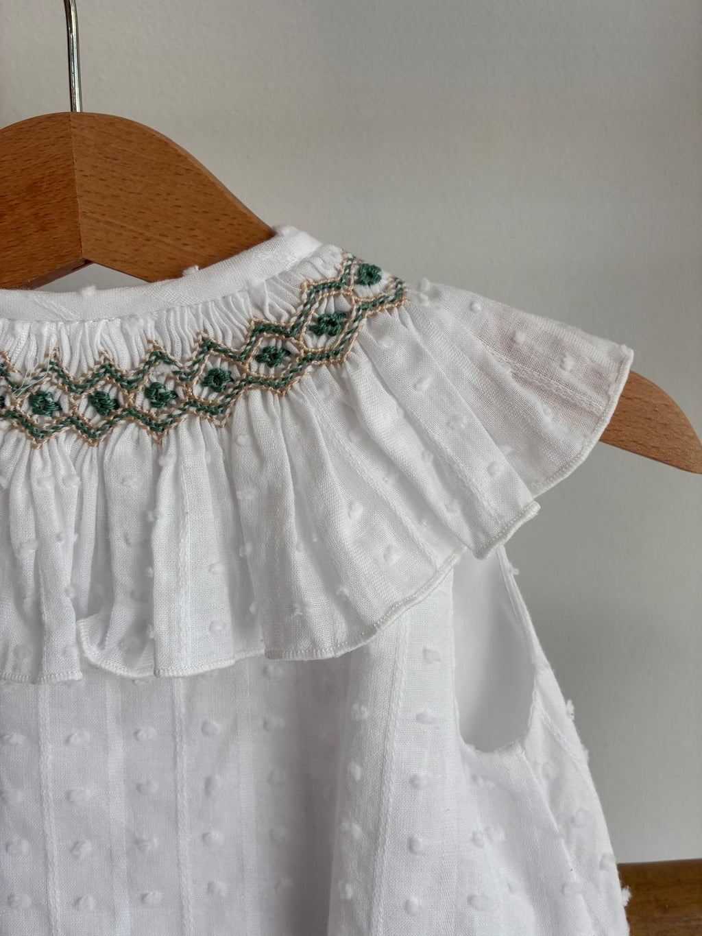 Pelele de plumeti cruzado con cuello en punto smock verde y beige