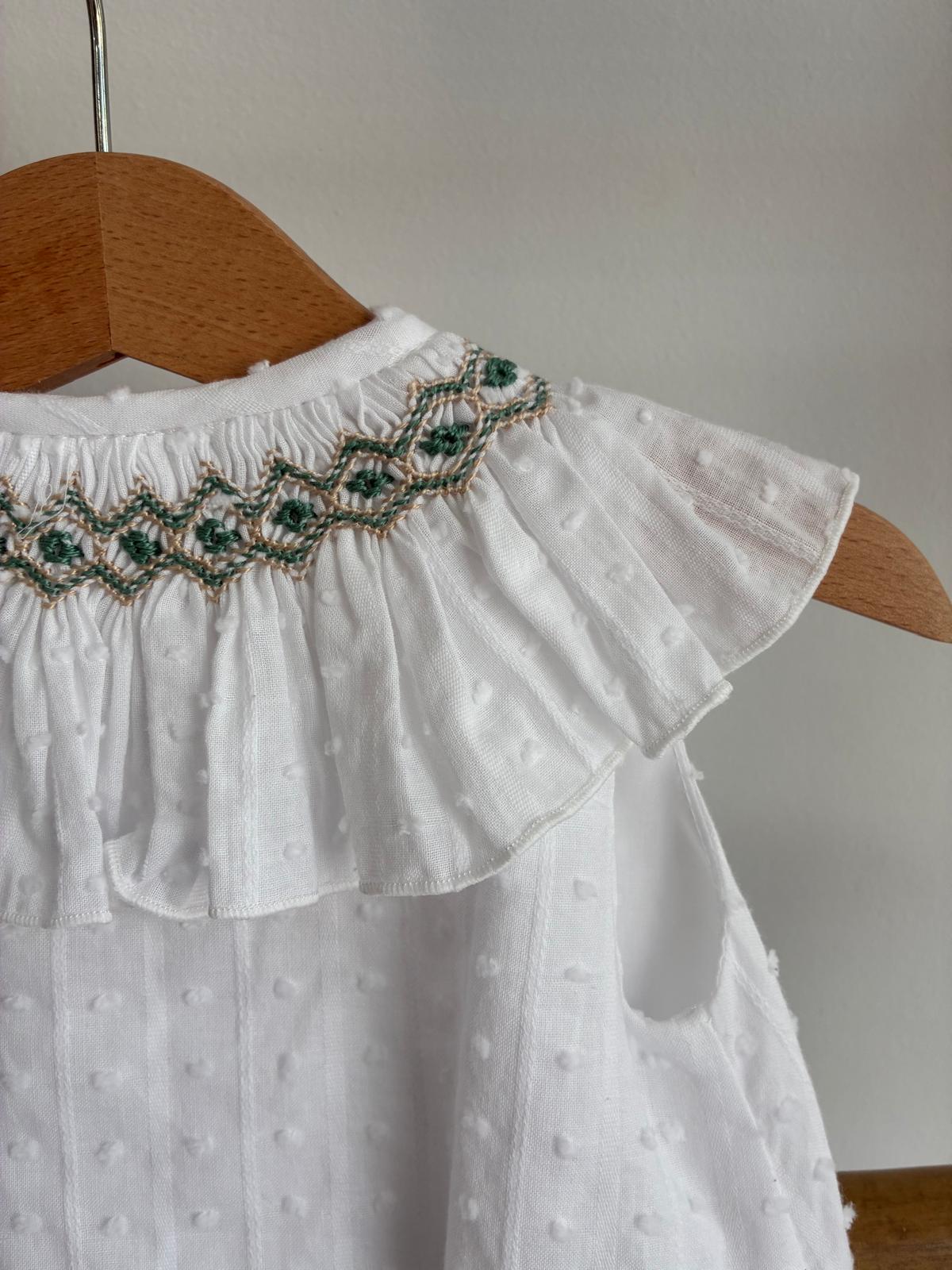 Pelele de plumeti cruzado con cuello en punto smock verde y beige