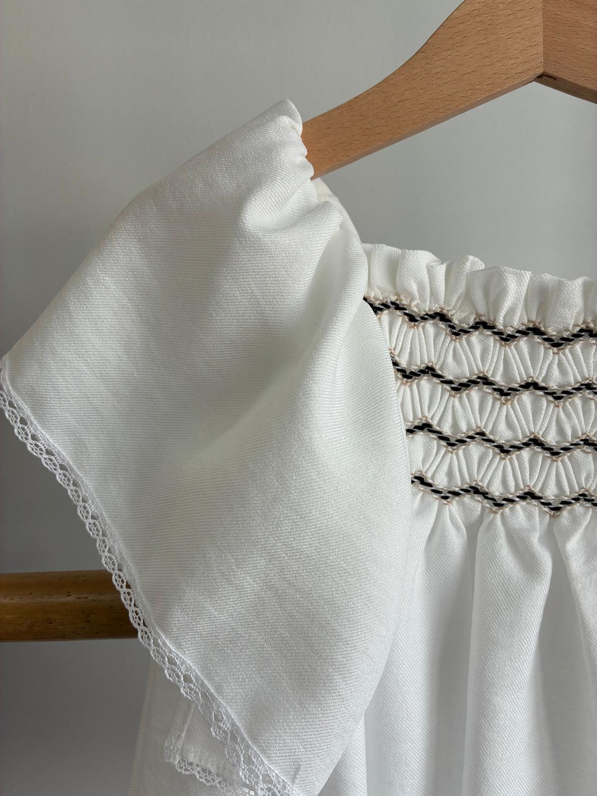 Vestido blanco con mangas de volantes y tejido central punto smock