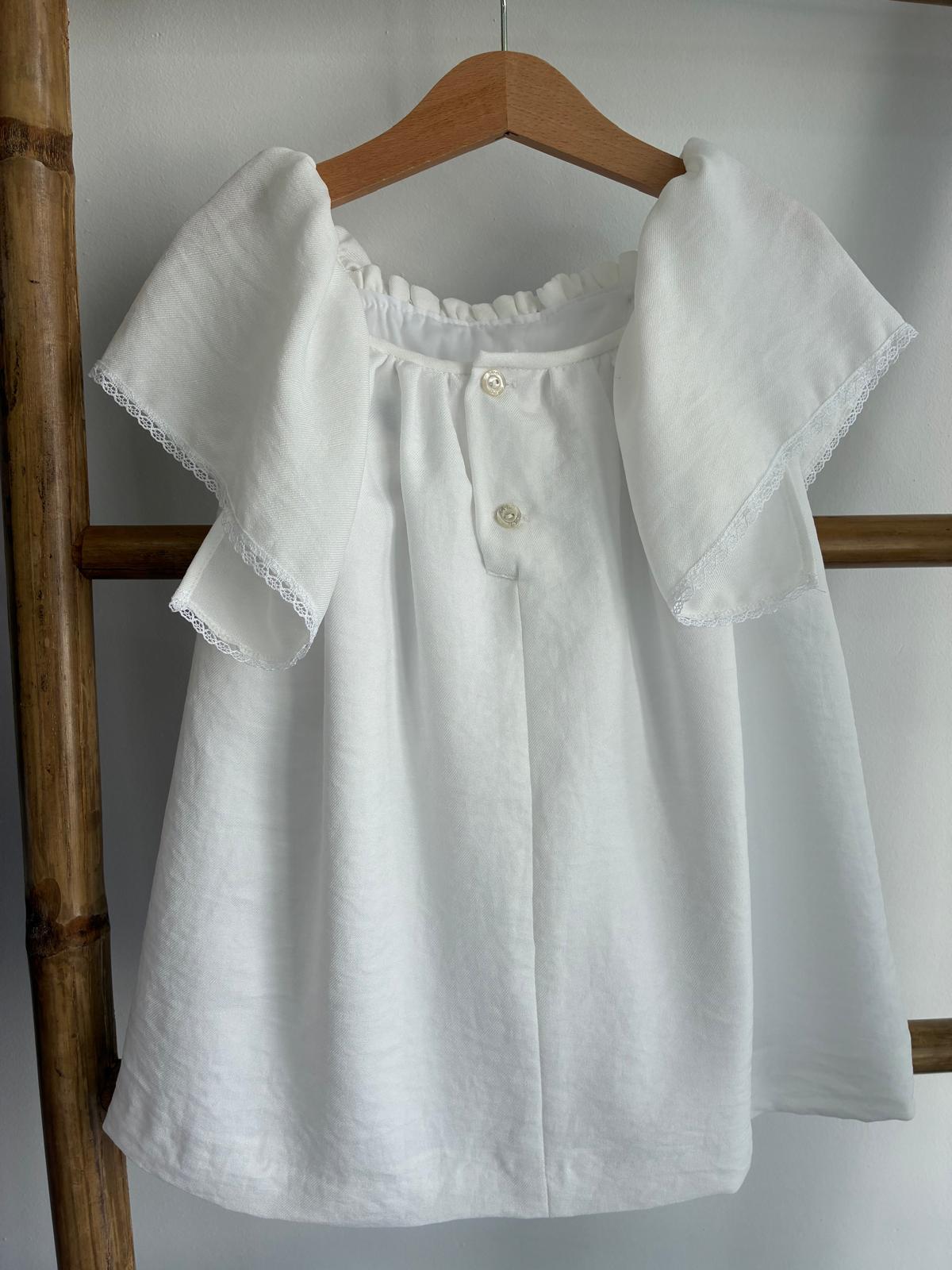 Vestido blanco con mangas de volantes y tejido central punto smock