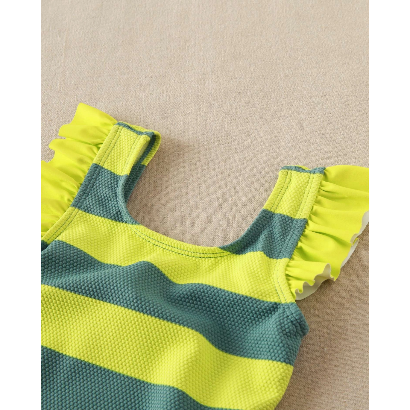 Bañador de bebé de rayas con volante en los tirantes