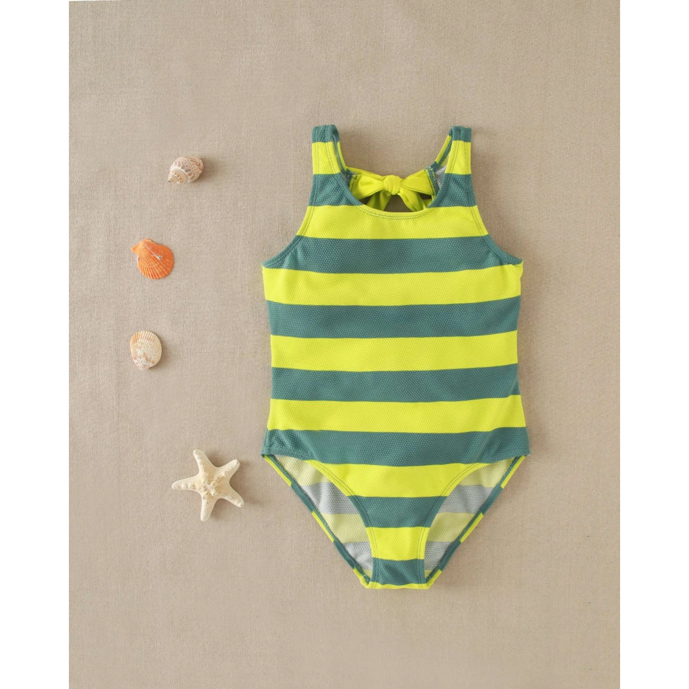 Bañador de niña de rayas verde con cierre con lazo en la espalda