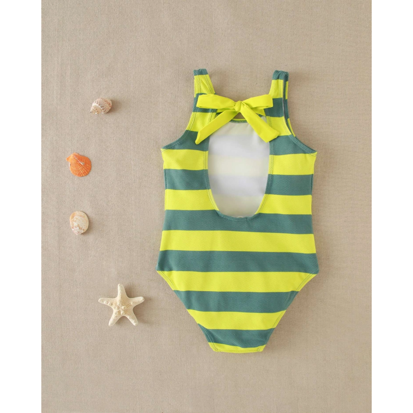 Bañador de niña de rayas verde con cierre con lazo en la espalda
