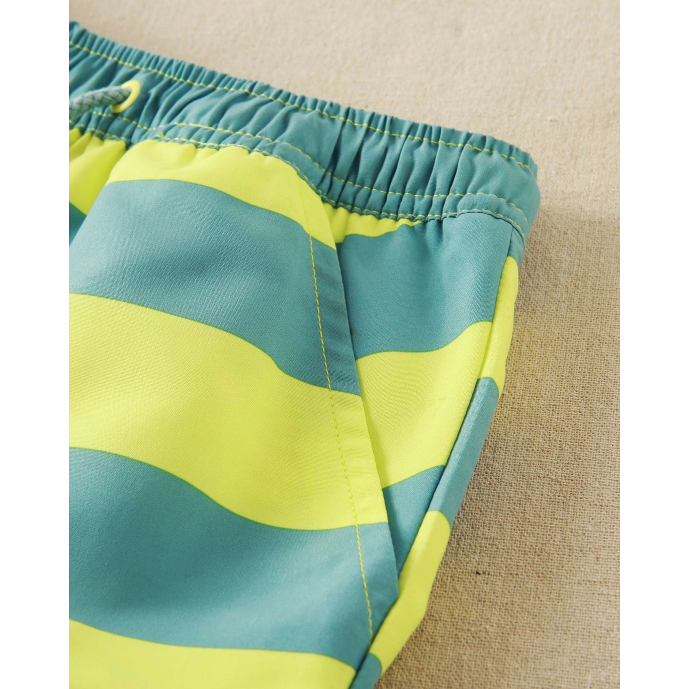Bañador de niño de rayas verde con cintura con cordón ajustable