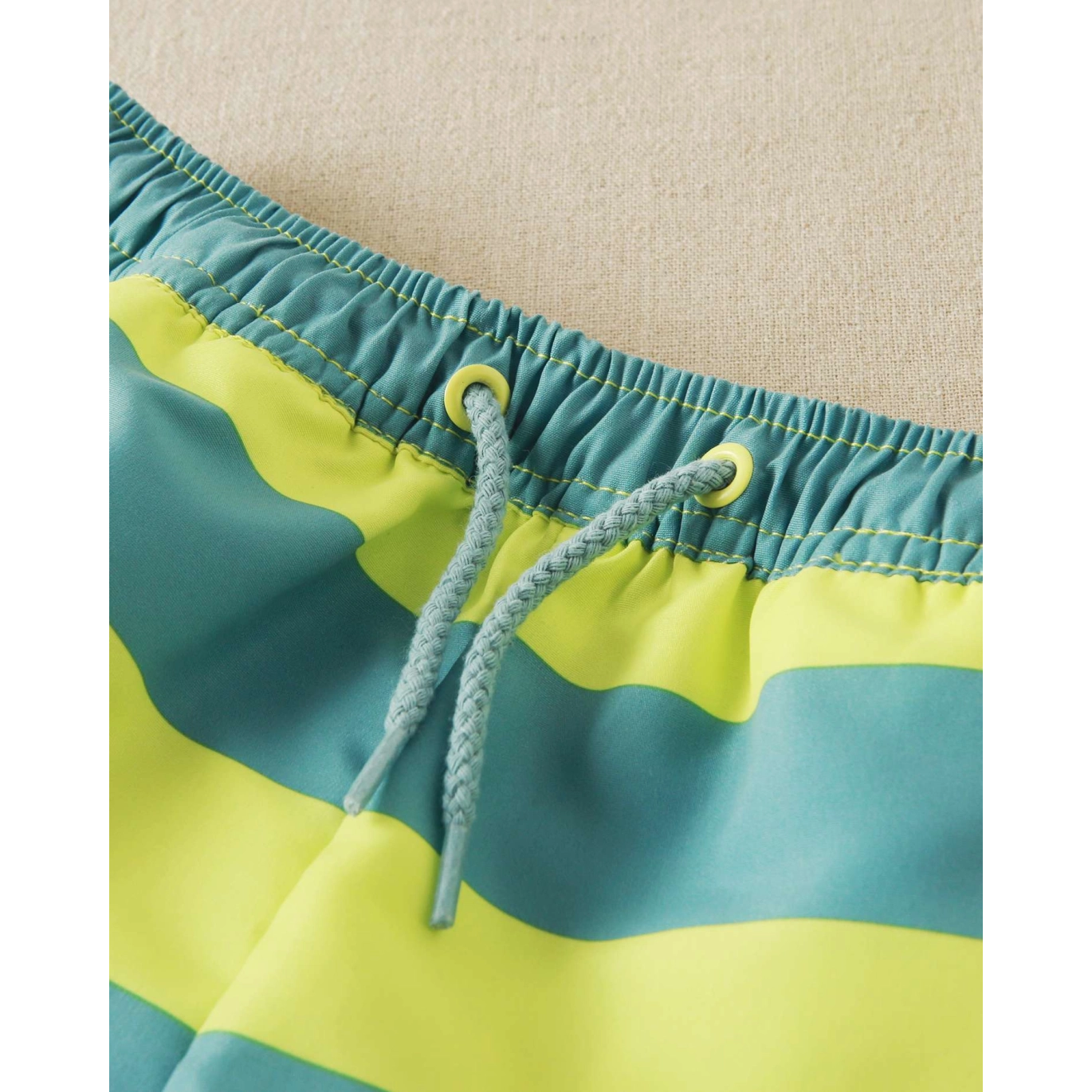 Bañador de niño de rayas verde con cintura con cordón ajustable
