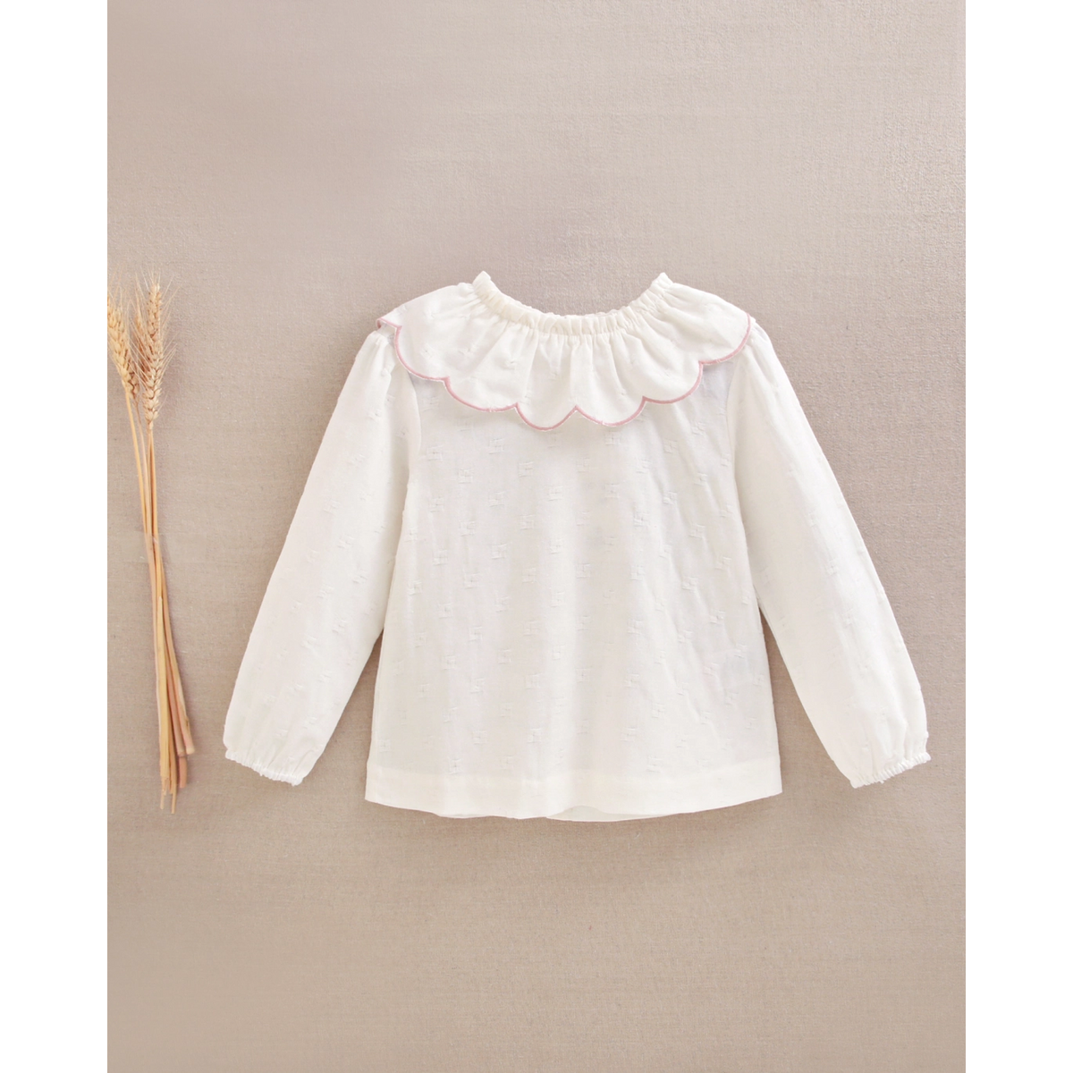 Blusa de niña con cuello con volante rosa bordado