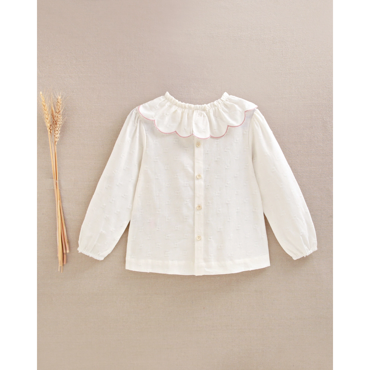 Blusa de niña con cuello con volante rosa bordado