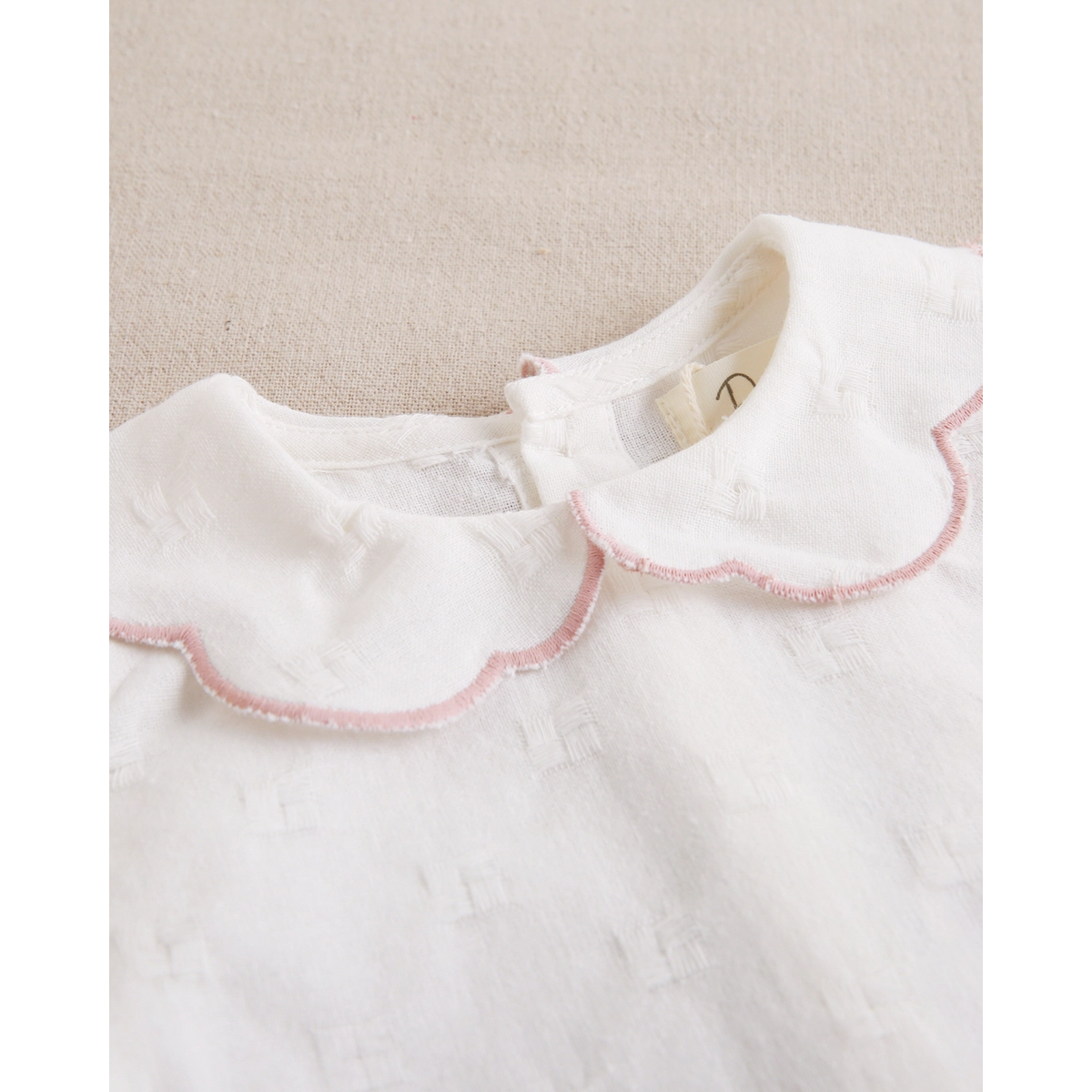 Blusa de niña con cuello con volante rosa bordado