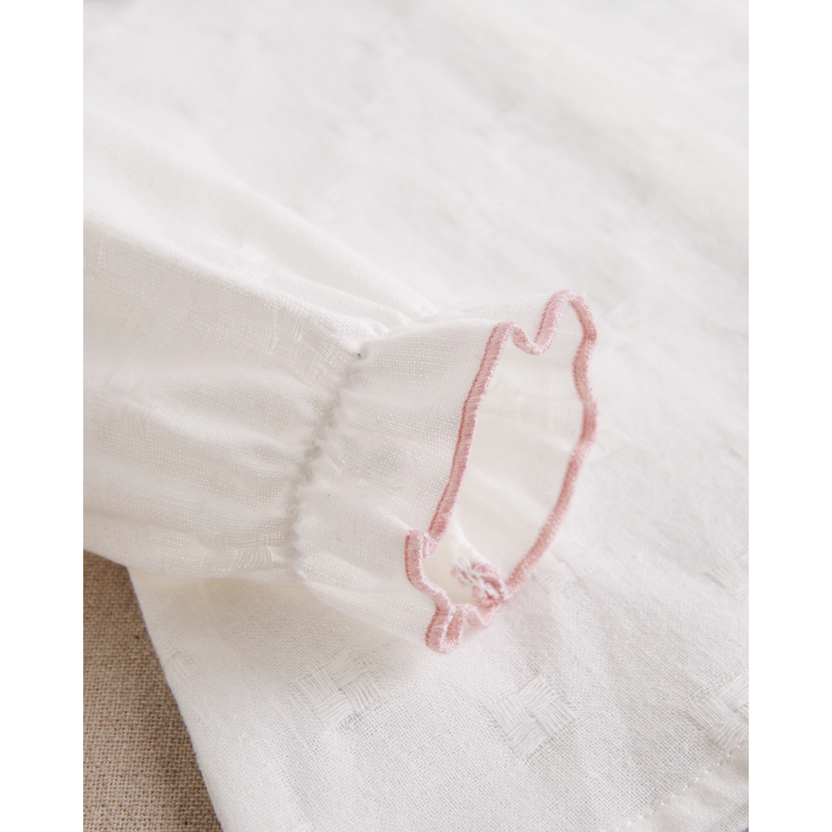 Blusa de niña con cuello con volante rosa bordado