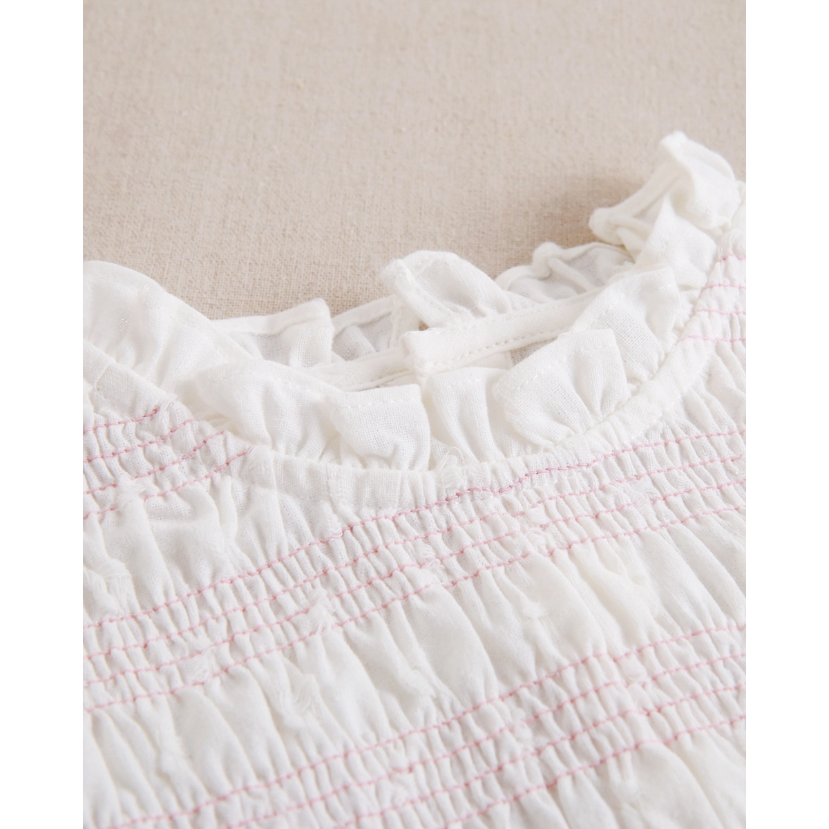 Blusa de niña con smock rosa y cuello con volante