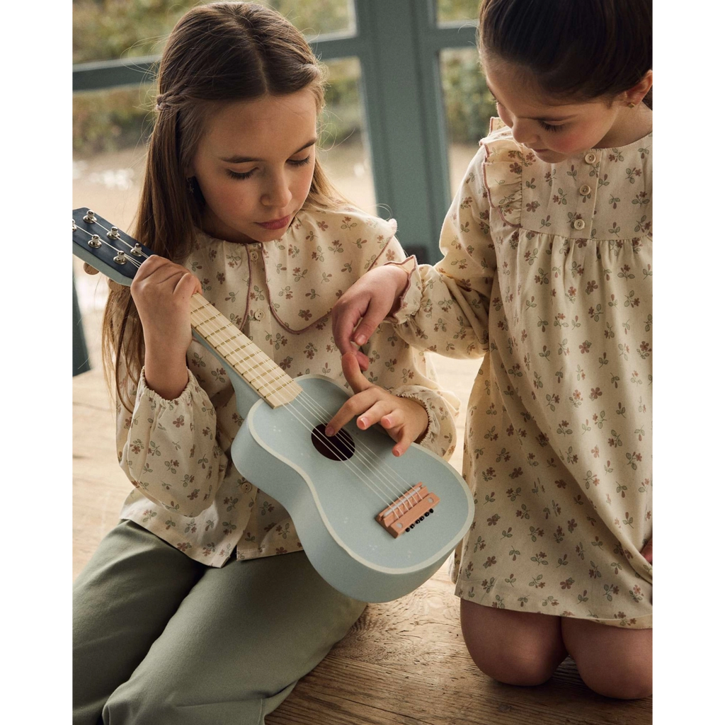 Blusa de niña de flores con cuello babero con volante