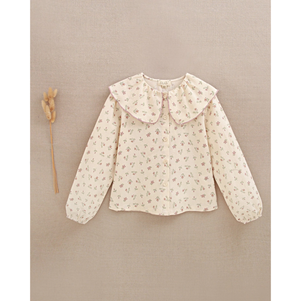 Blusa de niña de flores con cuello babero con volante