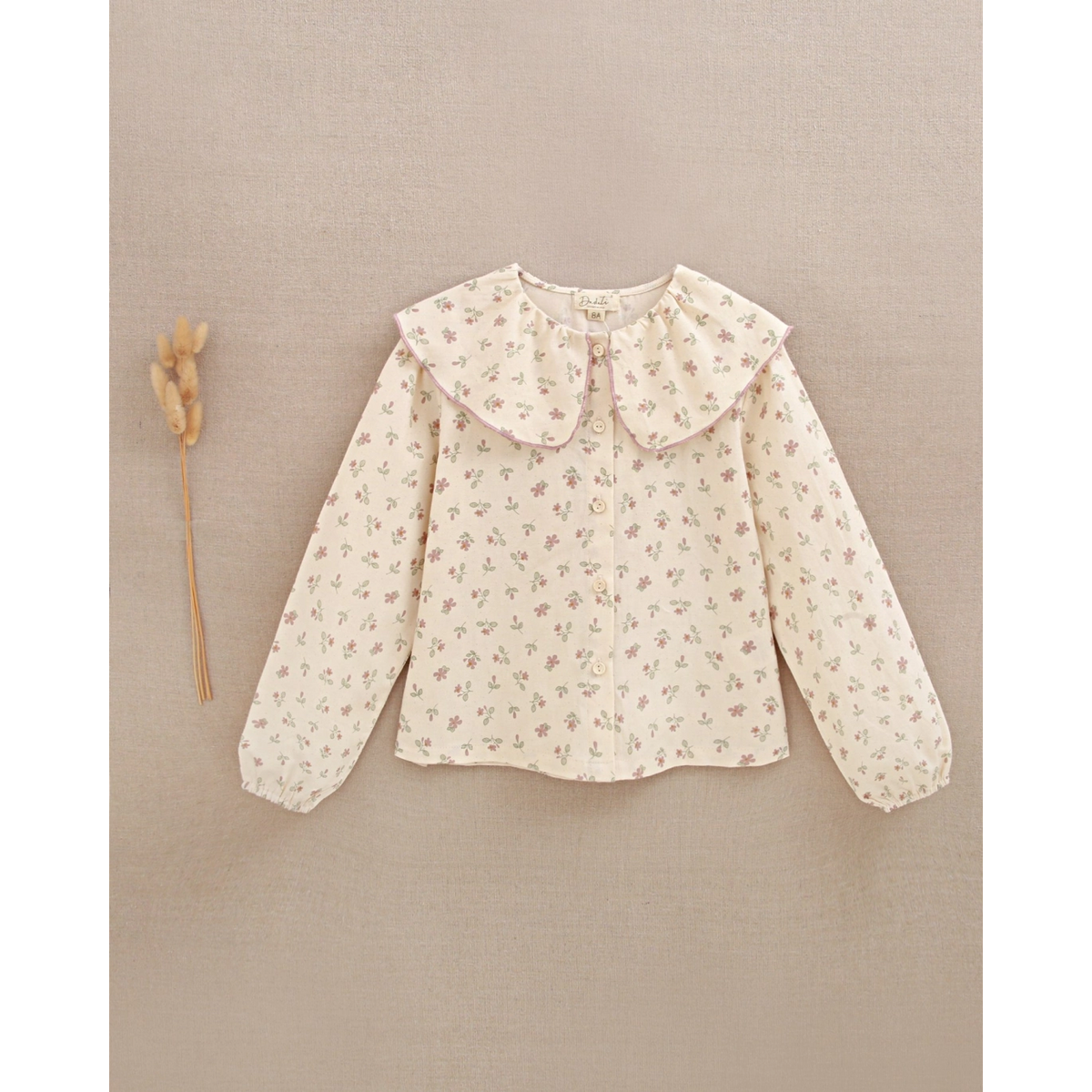 Blusa de niña de flores con cuello babero con volante