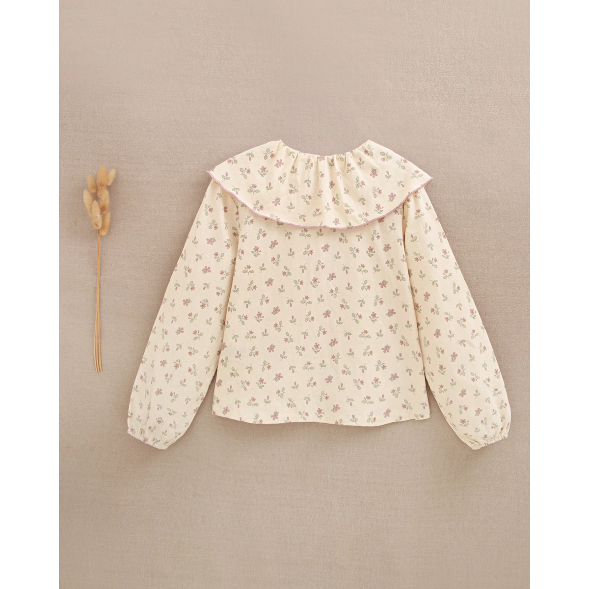 Blusa de niña de flores con cuello babero con volante
