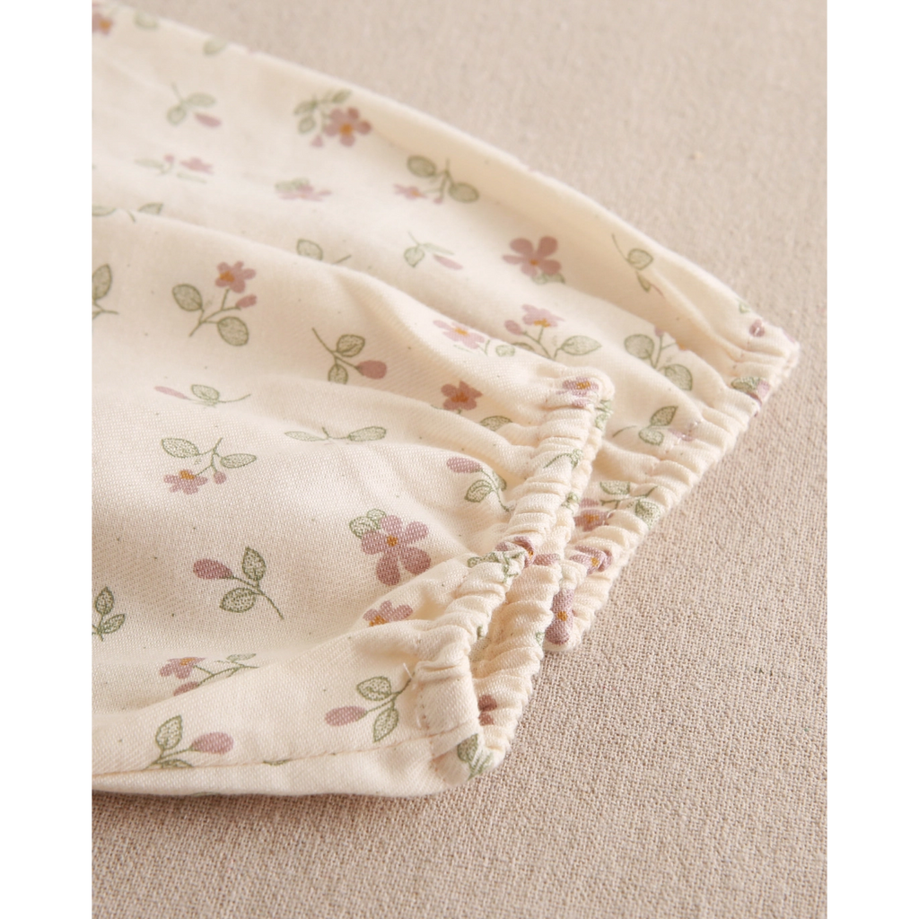 Blusa de niña de flores con cuello babero con volante
