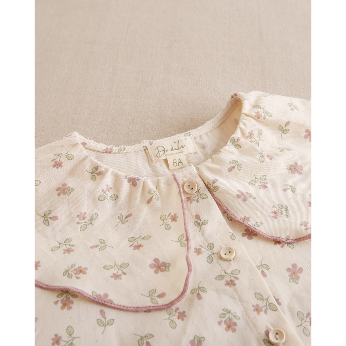 Blusa de niña de flores con cuello babero con volante