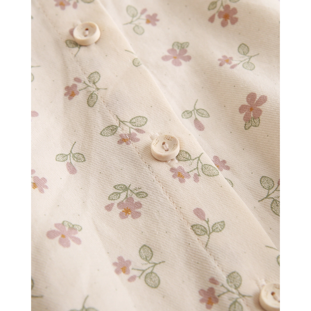 Blusa de niña de flores con cuello babero con volante