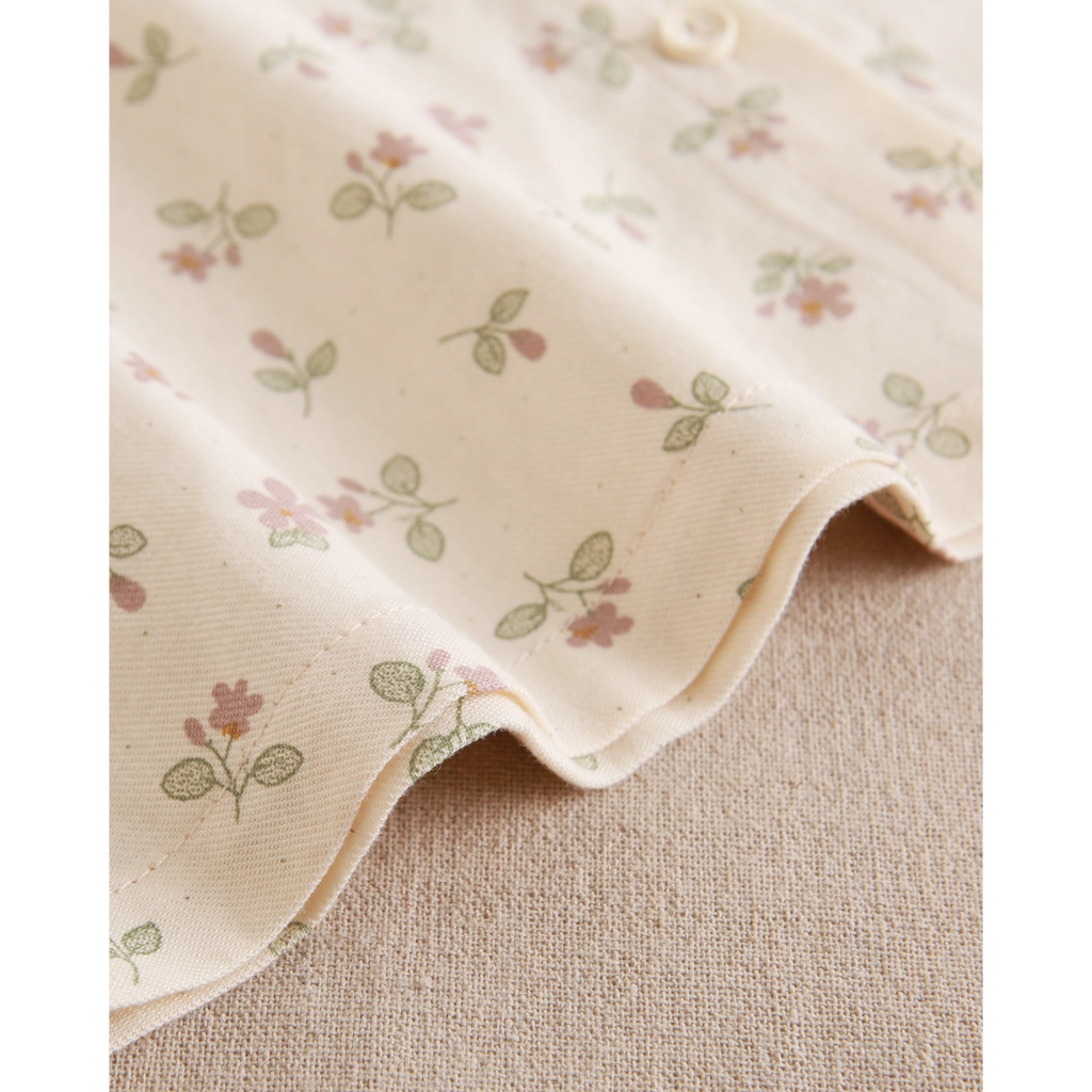 Blusa de niña de flores con cuello babero con volante