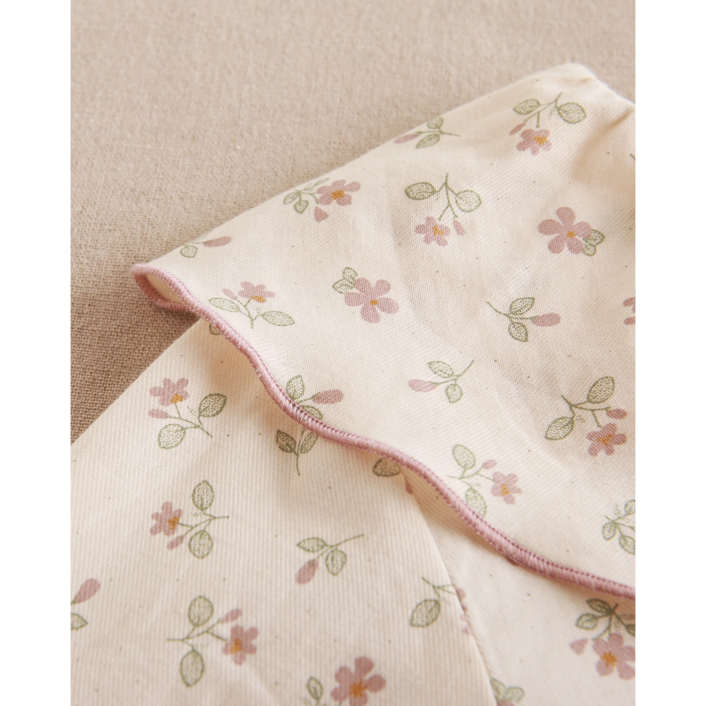 Blusa de niña de flores con cuello babero con volante