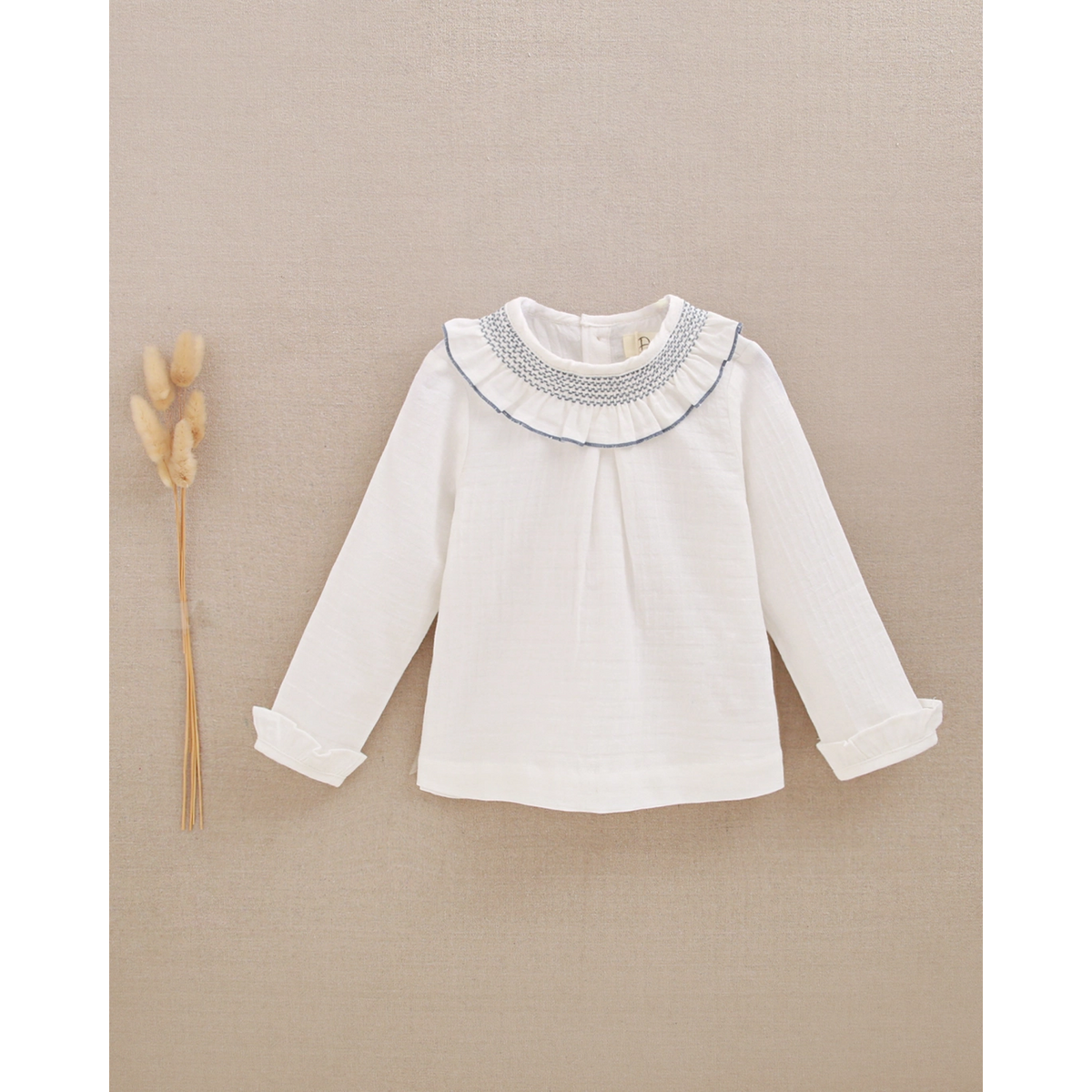Camisa de bebé de bambula con cuello smock azul