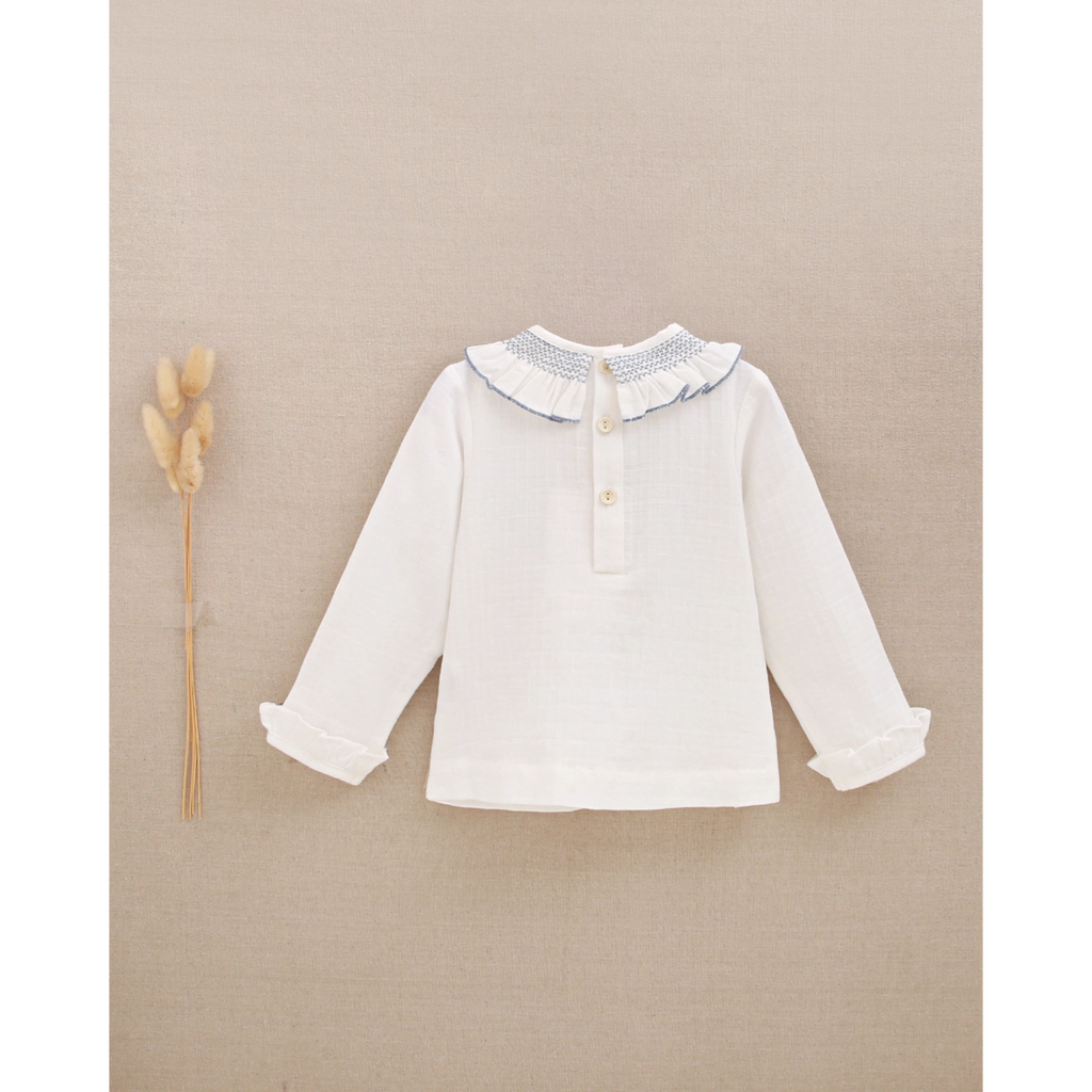 Camisa de bebé de bambula con cuello smock azul