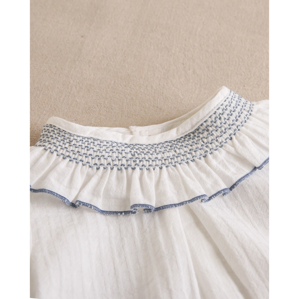 Camisa de bebé de bambula con cuello smock azul