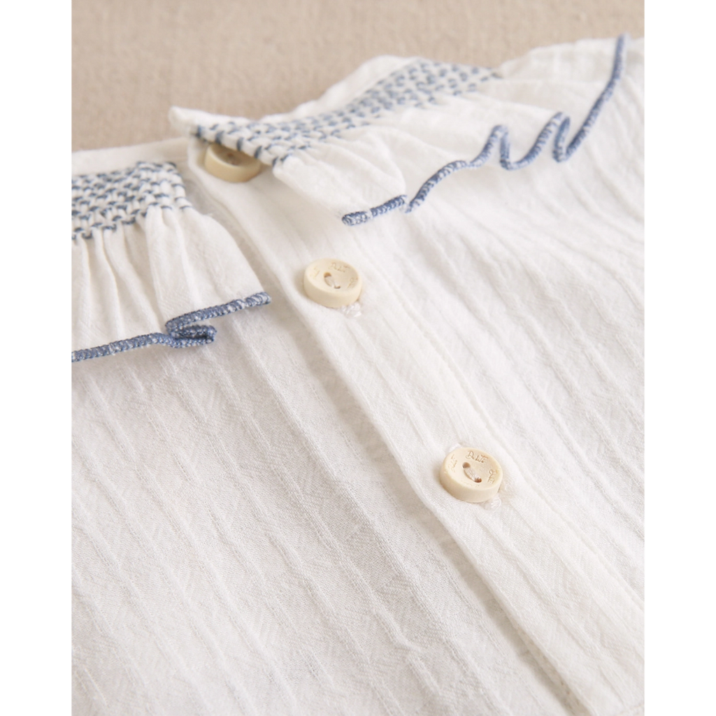Camisa de bebé de bambula con cuello smock azul