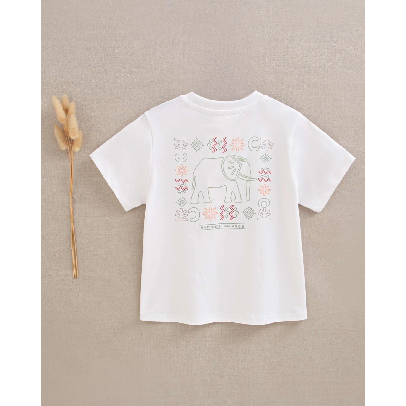 Camiseta de niño blanca con dibujo geométrico con elefante
