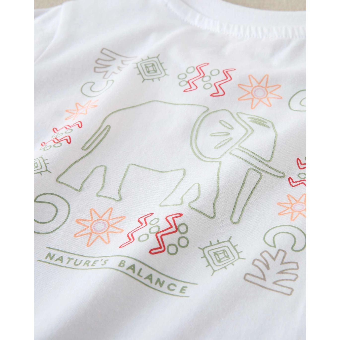 Camiseta de niño blanca con dibujo geométrico con elefante