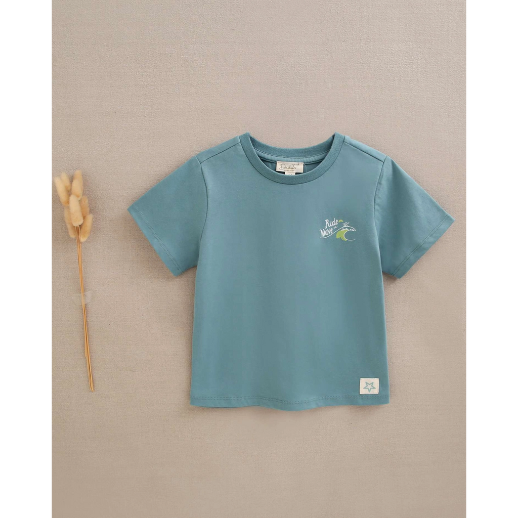 Camiseta de niño verde con dibujo en la espalda