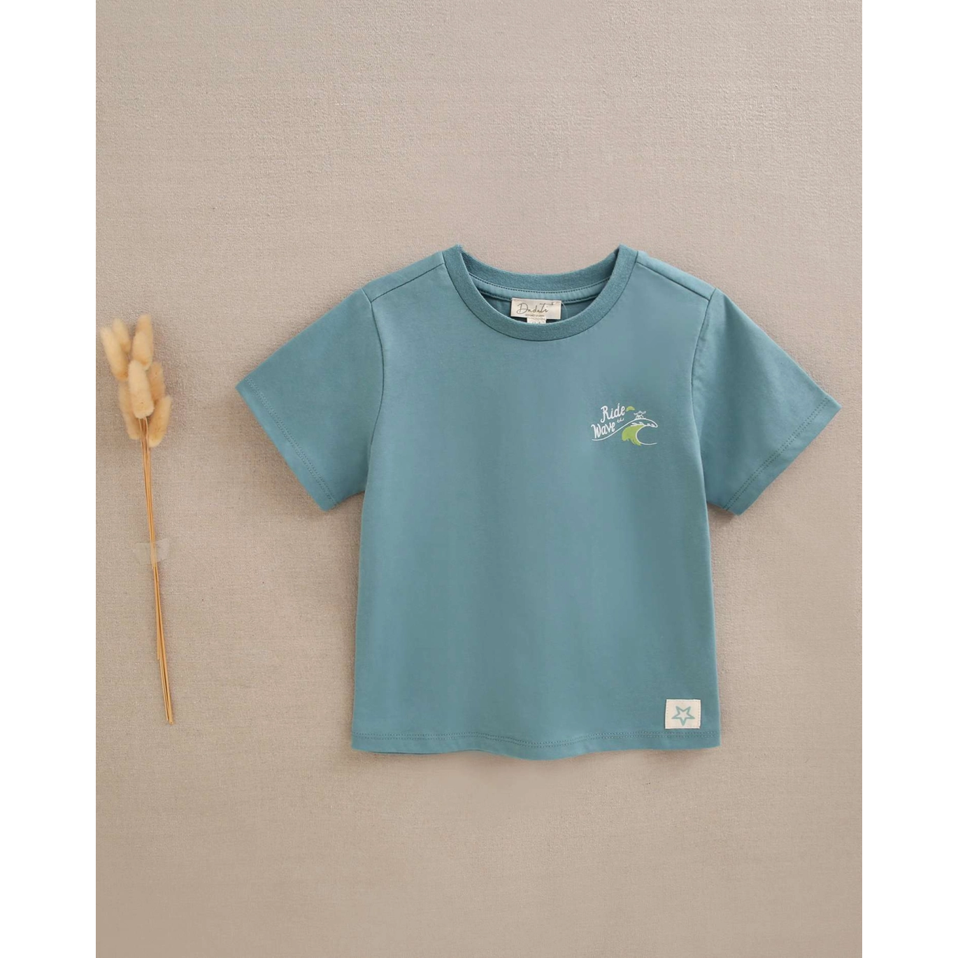 Camiseta de niño verde con dibujo en la espalda