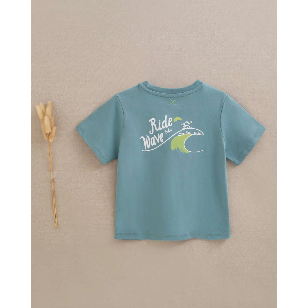 Camiseta de niño verde con dibujo en la espalda