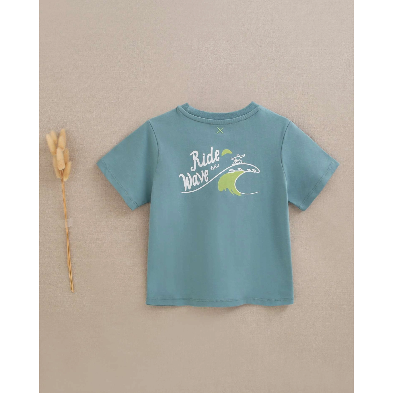Camiseta de niño verde con dibujo en la espalda