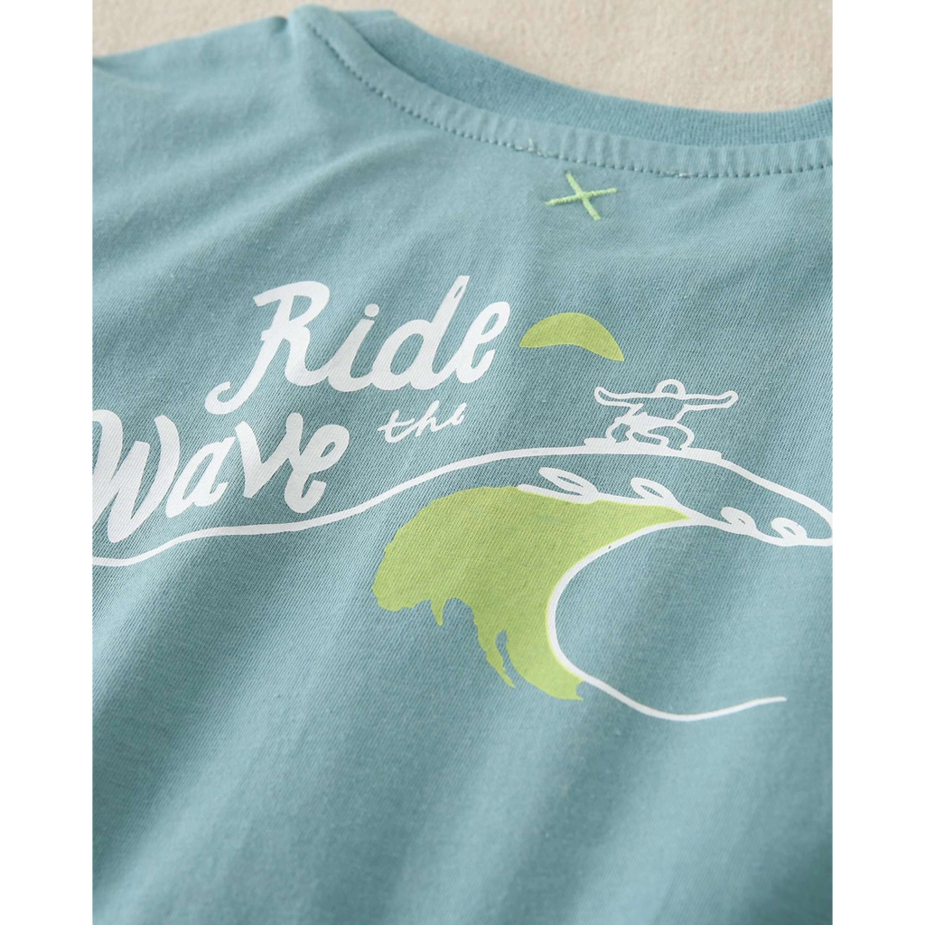 Camiseta de niño verde con dibujo en la espalda